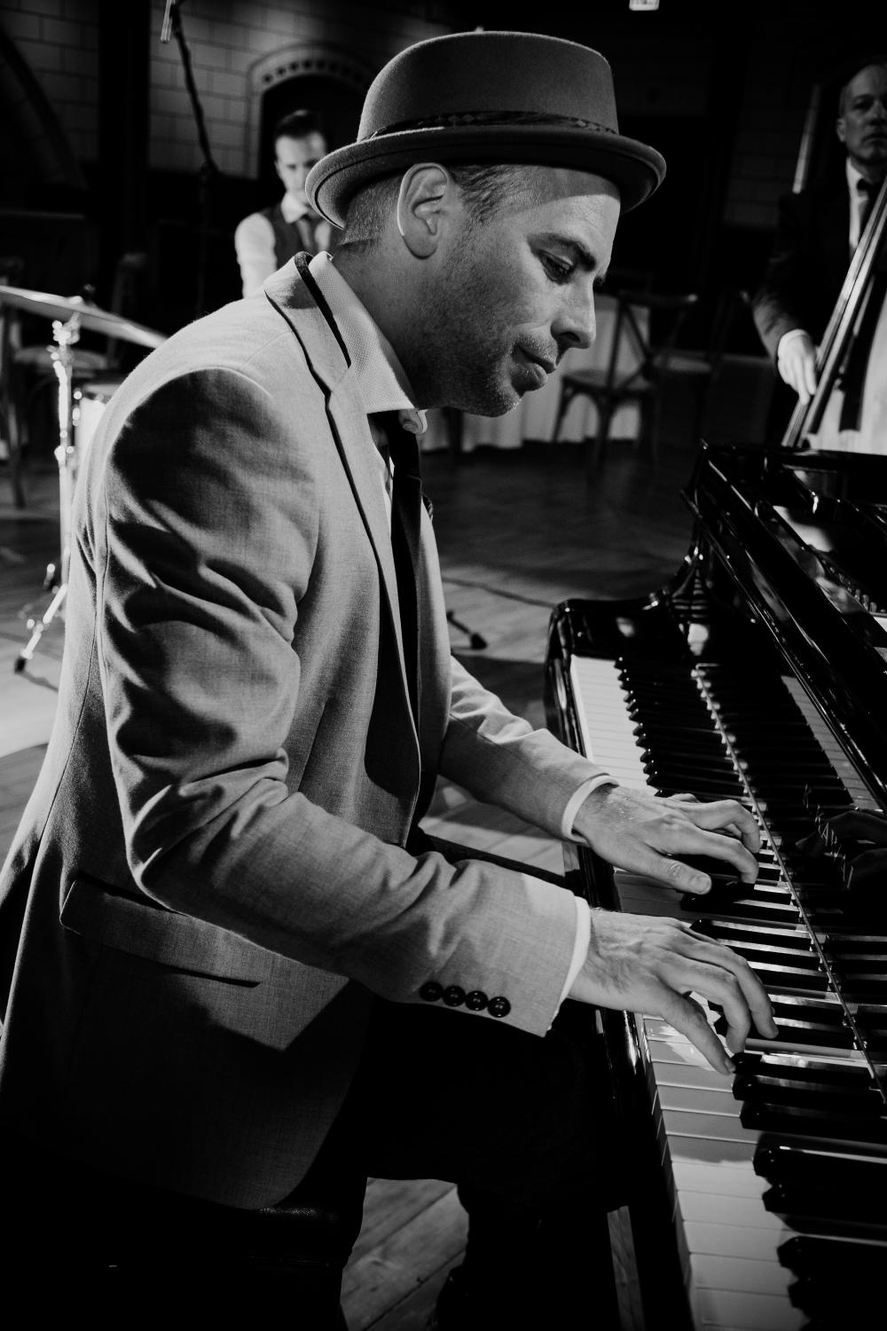 Chris Kennedy performing live at Maison Dieu